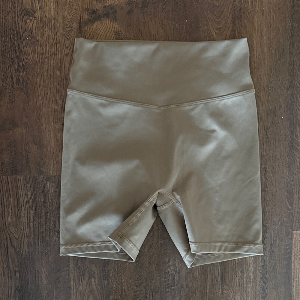 FORM High-Waisted Tan Women's Shorts